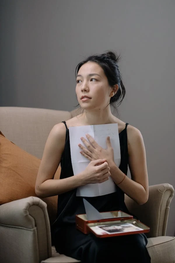 La influencia de la historia y la política en la percepción de la nostalgia también es notable